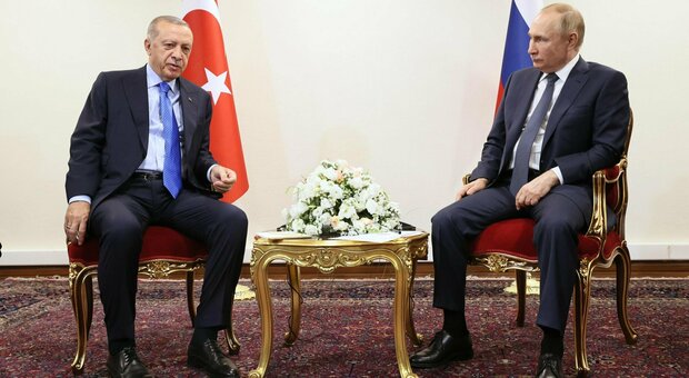 Putin attende Erdogan in piedi per quasi un minuto