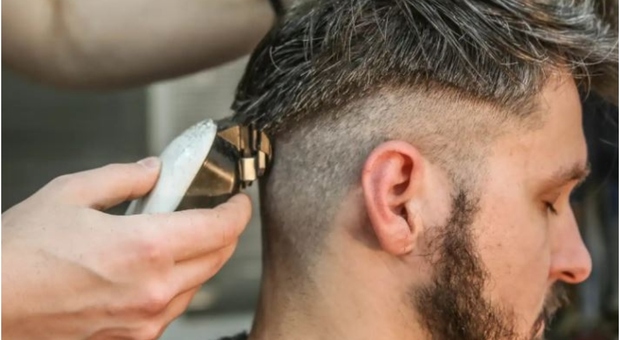 Allarme sanitario in Spagna, i dermatologi avvertono di un focolaio di tigna dai parrucchieri