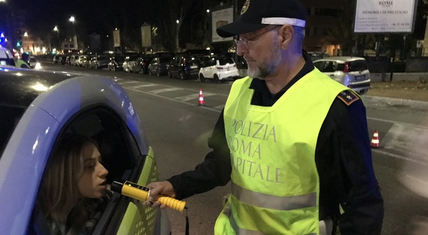 Roma, raffica di controlli antialcol della Polizia Locale: record di sanzioni e sequestri