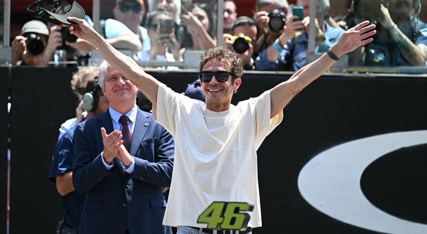 Valentino Rossi, ritirato il numero 46 dal MotoMondiale: «Potevo continuare ma sono vecchio». Festa al Mugello