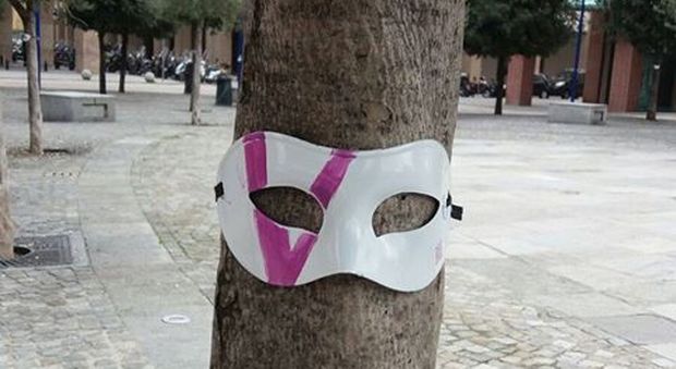 Firenze tappezzata di maschere con la "V": svelato il mistero