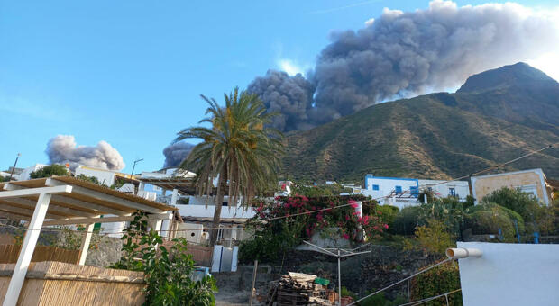 Stromboli, paura per nuova eruzione del vulcano: lava in mare, cosa sta succedendo