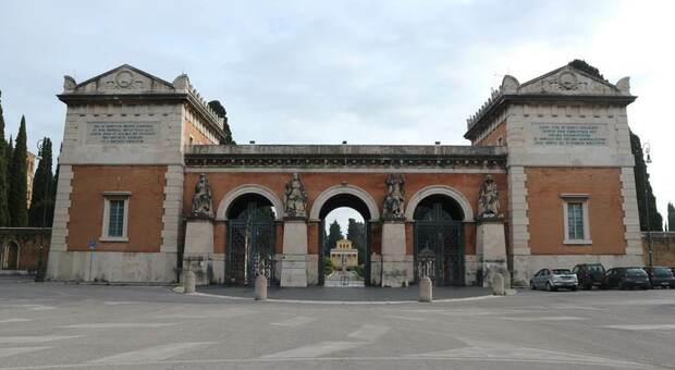 Marcia su Roma, per il centenario chiude il cimitero del Verano: «Per timore disordini», scatta la polemica