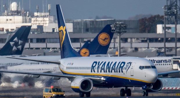 Ryanair, 702 voli cancellati in Italia fino a fine ottobre. Delrio: "Niente sconti". Quel bonus da 12mila euro ai piloti