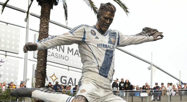David Beckham, a Los Angeles gli regalano una statua: «Così resterò sempre giovane»