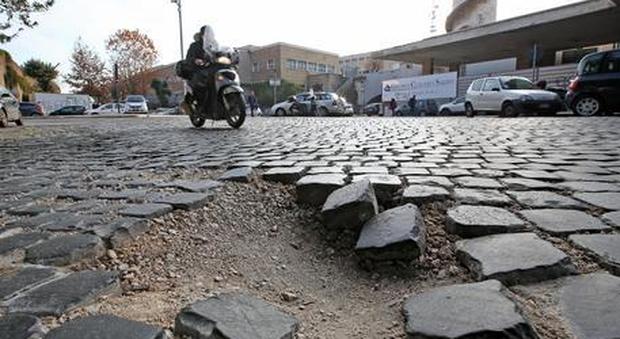 Roma, dolori alla schiena per colpa delle buche: il Codacons offre visite gratuite
