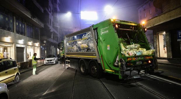 Ciclista investito dal camion della spazzatura: grave all'ospedale