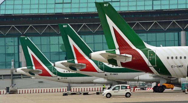 Volo Alitalia per Roma ha un'avaria al motore: «Tornato indietro dopo il decollo». Ecco cos'è accaduto