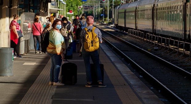 In Spagna abbonamenti ai treni gratis per tre mesi: la misura contro crisi energetica e inflazione