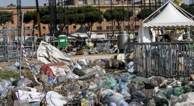 Rolling Stones, il giorno dopo il concerto evento a Roma rifiuti e sporcizia "deturpano" il Circo Massimo