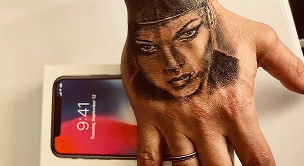Fabrizio Corona, nuovo tatuaggio: la fidanzata Silvia Provvedi sulla mano