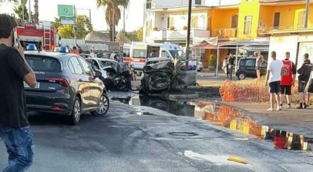 Napoli, frontale tra due auto, una prende fuoco: un morto e due feriti gravi