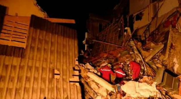 Crolla edificio in Provenza, donna e bimbo estratti vivi: si cercano i dispersi
