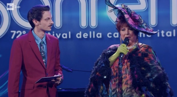 Sanremo 2022, Orietta Berti al Festival: maxi cappello come Rose di Titanic