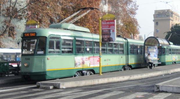 Incidente tram a Centocelle, ferita una donna: interrotte le linee 19 e 5