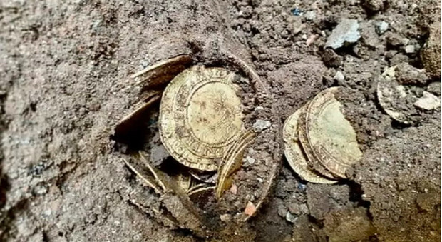 Ristrutturano casa e trovano 260 monete d'oro del XVIII secolo sotto al pavimento: vendute, guadagnano 850mila euro