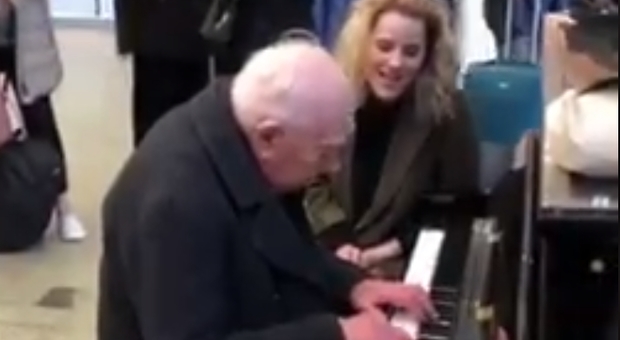 Nonnino di 91 anni suona il pianoforte nella metro: ecco cosa succede