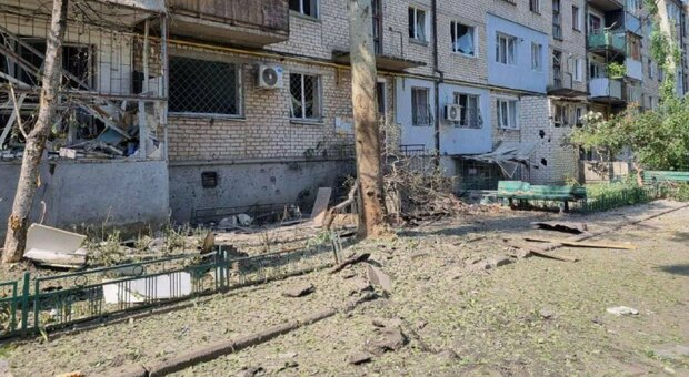 Ucraina, i russi avanzano nell'Est. Bombe e morti a Mykolaiv. Zelensky: situazione complicata