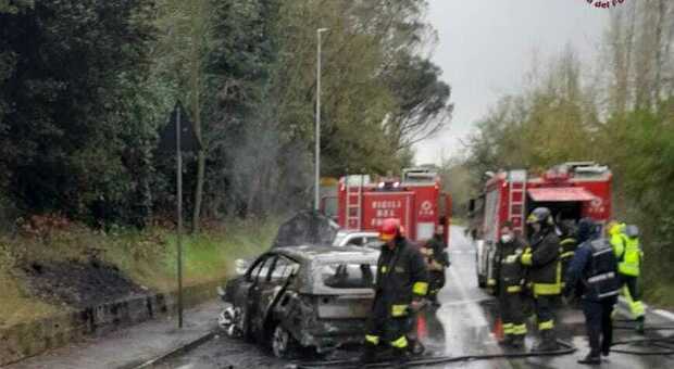 Roma, si scontrano tre auto e prendono fuoco. Due feriti in ospedale in codice rosso