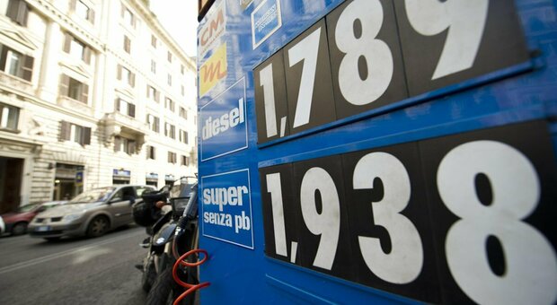 Benzina e diesel, ci risiamo: prezzi di nuovo sopra i 2 euro a litro. «Per il Ponte stangata da 456 euro»