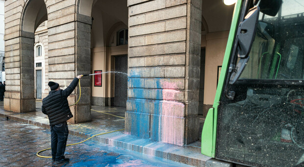 Teatro alla Scala, attivisti lanciano vernice contro l'ingresso nel giorno della Prima: fermati in 5