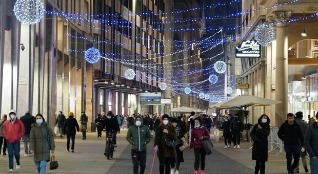 Milano, meno luci per le strade della città: sarà un Natale austero