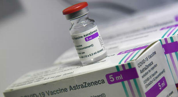 Vaccino anti Covid, trovata la causa dei coaguli di sangue con Astrazeneca
