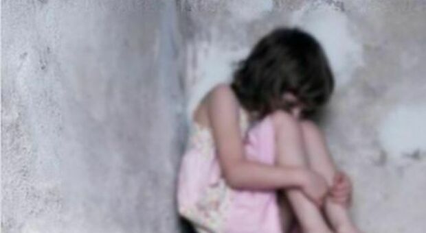 Violentata a 9 anni dall'amico di famiglia, genitori condannati: «Non vedranno più la figlia»