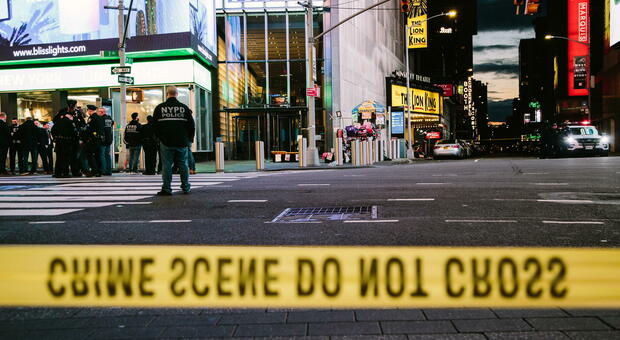 New York, sparatoria a Times Square: paura nella piazza più famosa al mondo, ferite due donne e una bambina