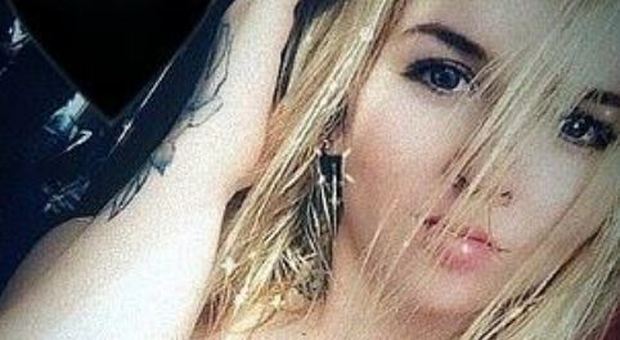 Anastasia muore folgorata a 20 anni mentre fa il bagno usando lo smarthphone in ricarica