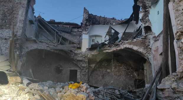 Crolla palazzo nell'Aquilano: morti due operai sotto le macerie