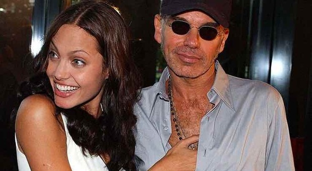 Angelina Jolie, la tenera rivelazione del figlio del suo ex: «Mi manda ancora i regali per Natale»