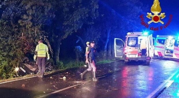 Ancora una tragedia sulla strada, morti due amici di 18 e 19 anni: la loro auto è finita contro un albero
