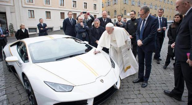Papa Francesco vende la «sua» Lamborghini bianca all'asta per 715mila euro: ecco a cosa serviranno i soldi