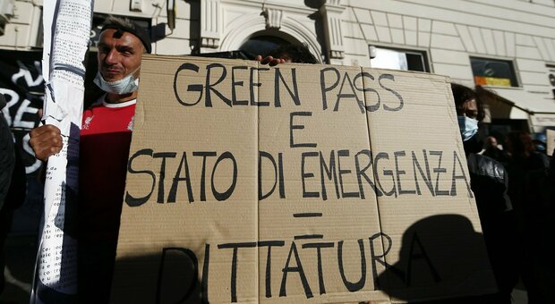 No Green pass, in duemila a Cagliari: «Bassetti terrorista». Ma da un palazzo arriva una secchiata d'acqua
