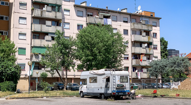 Via Bolla, ancora alta tensione nelle case Aler: brucia l'auto di una famiglia Rom