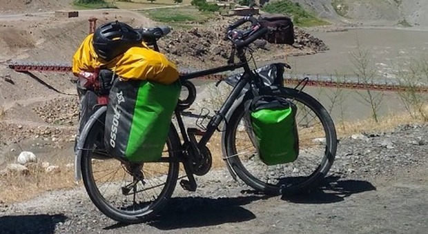 Fa il giro del mondo in bici, gliela rubano in provincia di Caserta