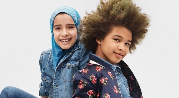 Gap e la baby modella col velo islamico: «Celebriamo le diversità». Ma scoppia la polemica