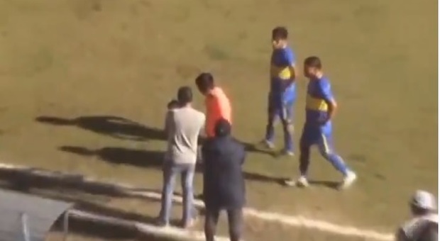 Calcio: in Perù l'arbitro conferma un gol con ...il Var fai da te - IL VIDEO