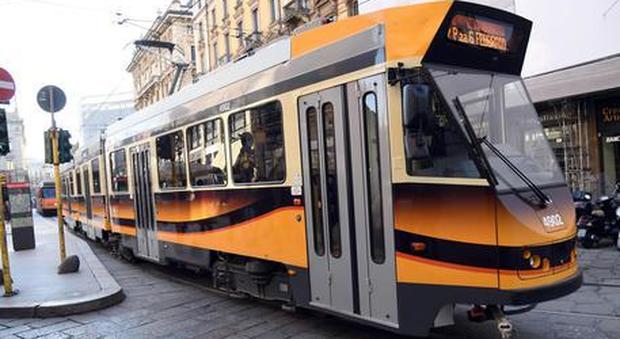 Milano, donna viene travolta dal tram ed è grave: aveva le cuffie alle orecchie