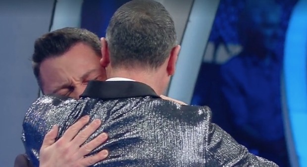 Sanremo 2020, Tiziano Ferro canta Mia Martini e stona. Poi scoppia a piangere: «Ho rovinato tutto»