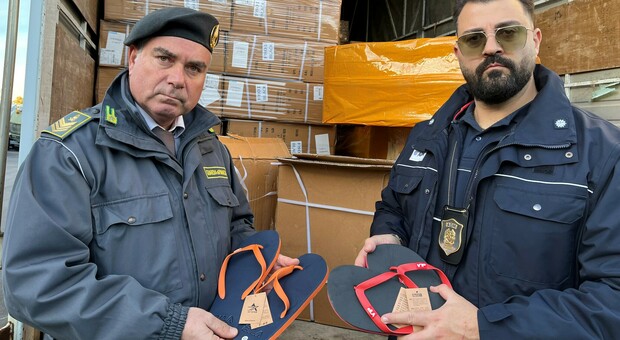 Infradito contraffatte: maxi sequestro di 7.164 paia al porto di Brindisi