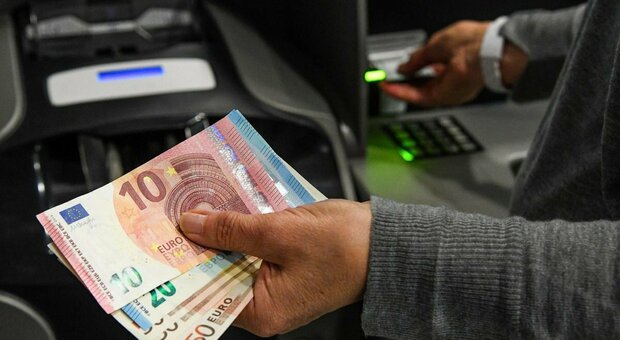 Carte e bancomat, l'obbligo di Pos cambia ancora: «Da 30 a 60 euro». Stretta sull'e-commerce