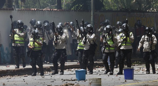 Venezuela, ancora scontri: morto un leader degli studenti
