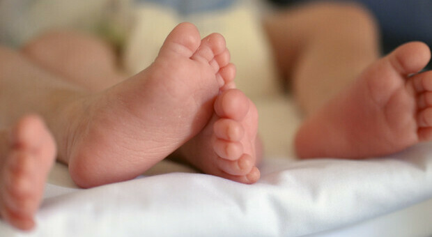 Mamma mette in vendita la figlia neonata per poco più di 3000 euro: «Volevo comprare un paio di stivali nuovi»
