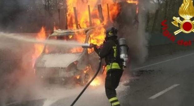 Incendio, paura sulla Firenze-Siena: furgone divorato dalle fiamme