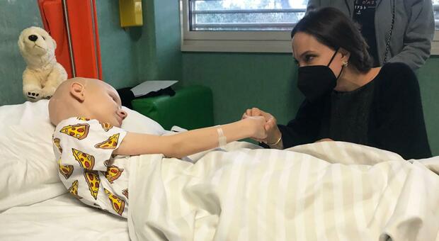 Angelina Jolie all'ospedale Bambino Gesù di Roma per incontrarei i bambini ucraini: «È orribile che paghino loro»