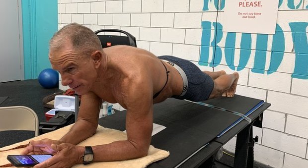 Plank, nuovo record mondiale di durata: più di otto ore. Lo ha stabilito un 62enne