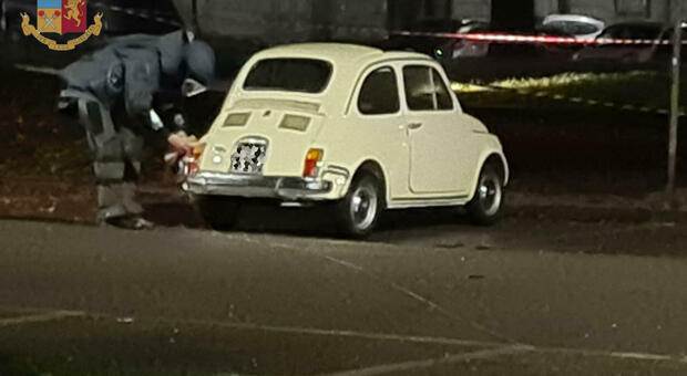 Fiat 500 sospetta davanti alla questura, scatta il piano anti-bomba FOTO