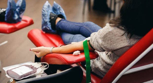 Donare il sangue ai tempi del Coronavirus, tra distanza di sicurezza da mantenere e crisi di donatori: «Dopo 20 anni sono tornato farlo»
